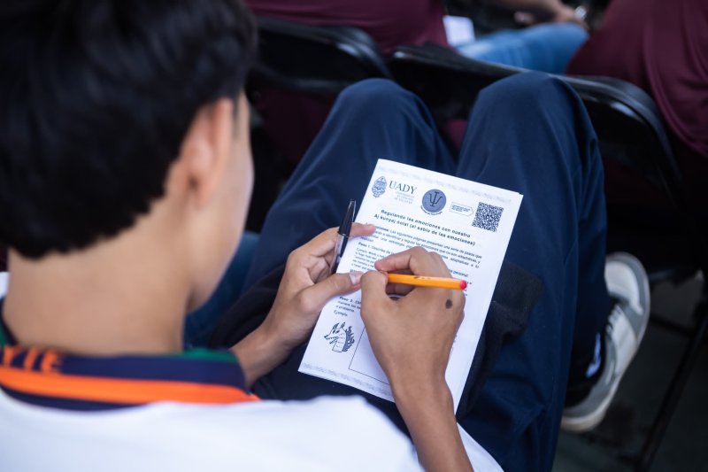 Llevan bienestar emocional y ciencia viva a preparatorias de Yucatán