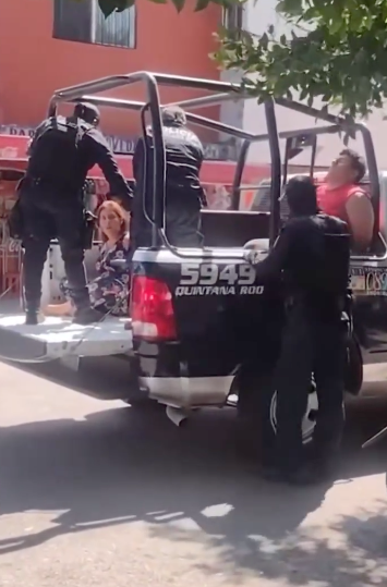 Madres buscadoras se deslindan de bloqueos en la avenida Xcaret.