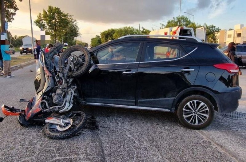 Motociclista Queda Sobre el Toldo de una Camioneta Tras Colisión en Cancún