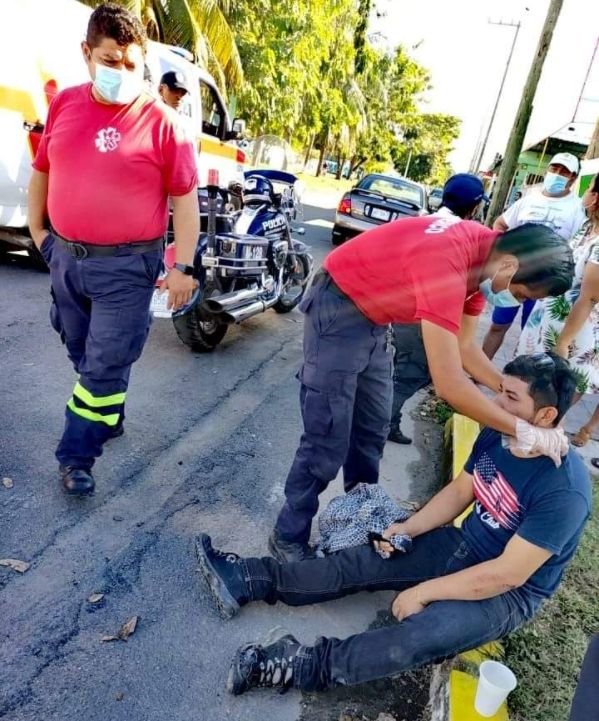 Motociclista se estrella contra un automóvil en Chetumal