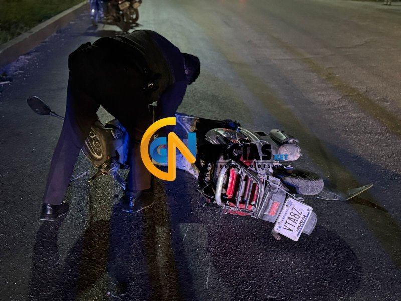 Motociclista sufre grave accidente al chocar contra mototaxi en la Región 234 de Cancún