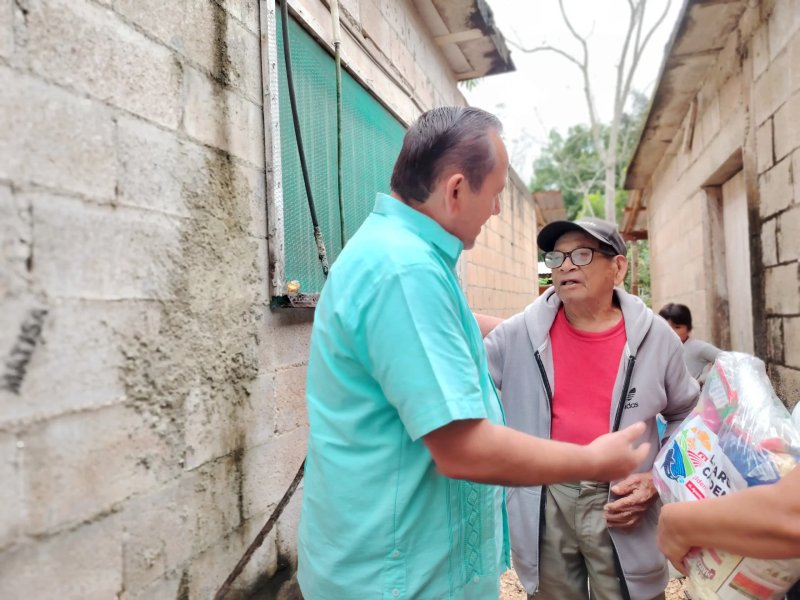 Nivardo Mena entrega cientos de despensas a familias de Solferino.