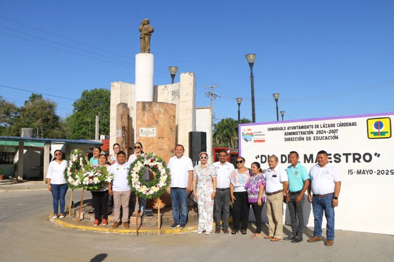 Nivardo Mena honra a maestros en su día y recuerdan a los que han fallecido.