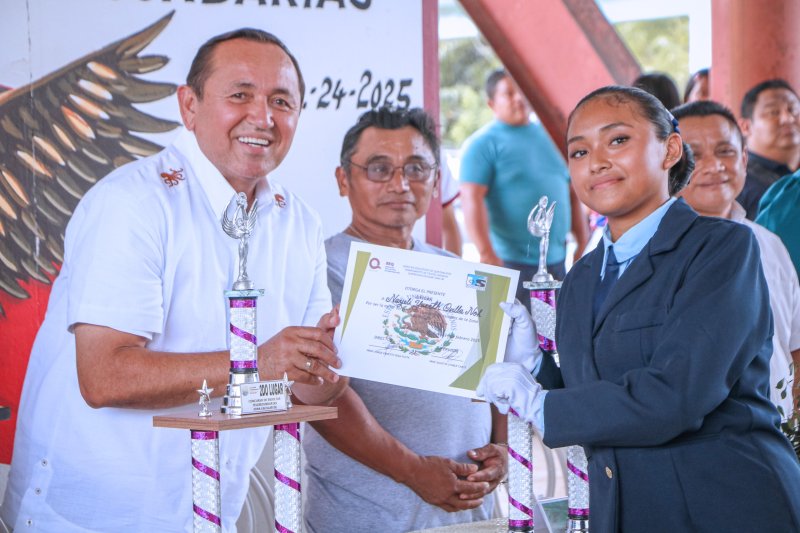 Nivardo Mena premia a ganadores de concurso de escoltas.