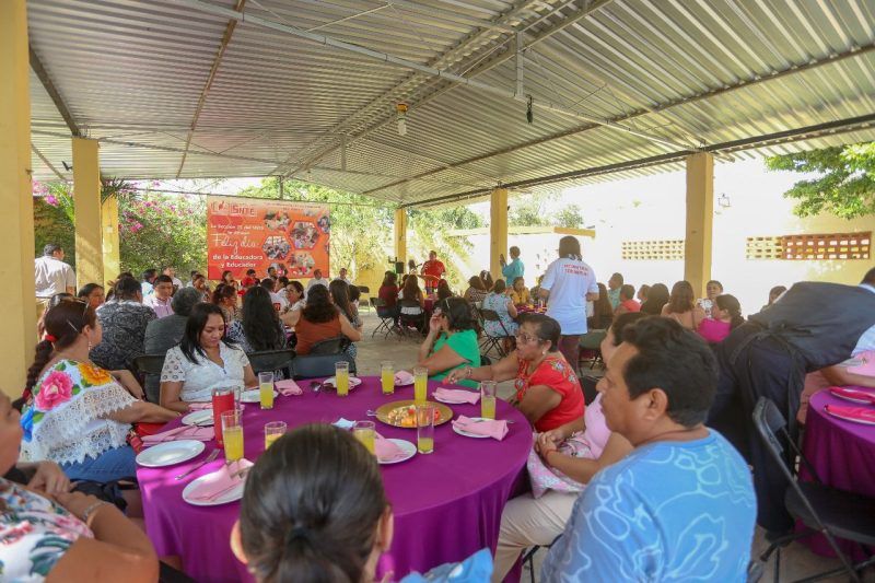 Nivardo Mena reconoce la gran labor de las educadoras