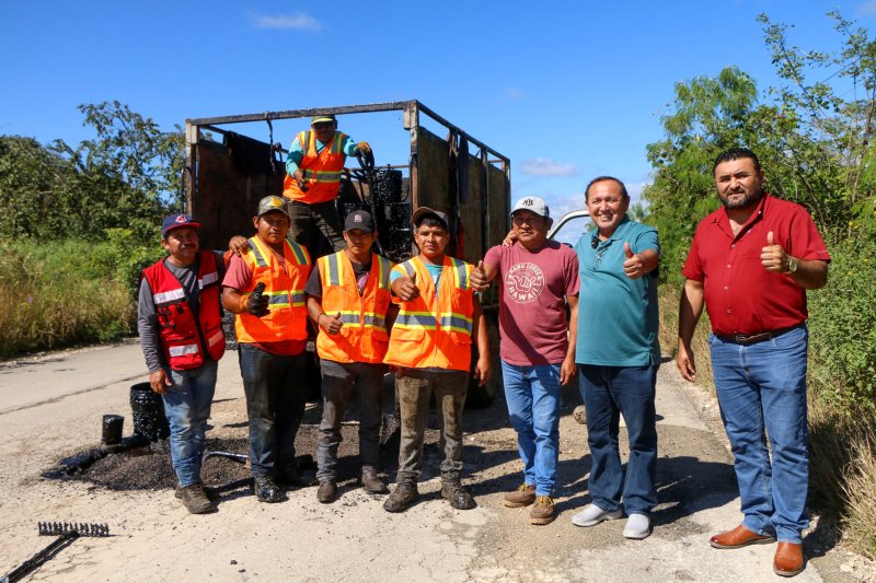 Nivardo Mena supervisa avance de bacheo el tramo Kantunilkín-Quintana.
