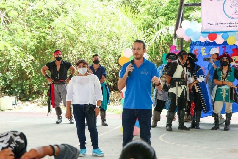 Frank López festeja con niños de Bonfil, con quienes se comprometió a generar recursos para espacios públicos , parques y mejores escuelas.