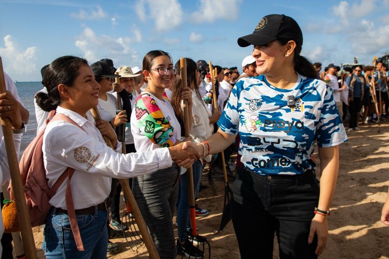 Gobierno de Estefanía Mercado retira más de 19 mil toneladas de sargazo esta temporada en Playa del Carmen