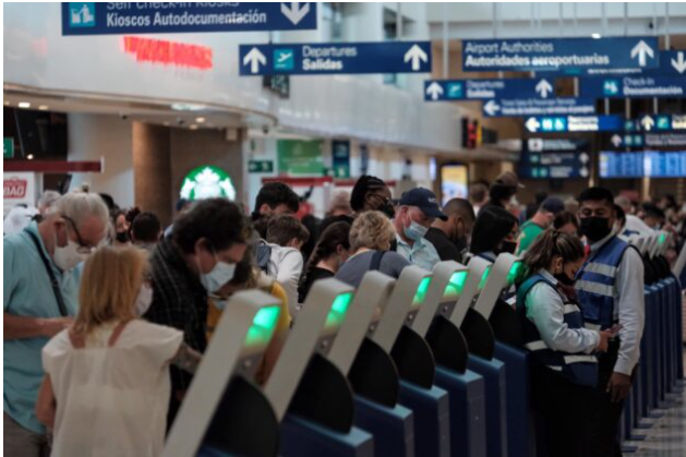 CALVARIO PARA INGRESAR A MÉXICO: Visitantes extranjeros sufren en los módulos de Migración del aeropuerto de Cancún por falta de personal