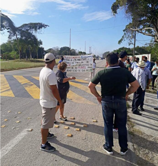 ‘LA ESCUELA ES NUESTRA’ NO HA LLEGADO HASTA ACÁ: Padres de familia y maestros de telesecundaria bloquean de manera parcial carretera en el sur de QR ante falta de respuesta a demandas de rehabilitación de planteles