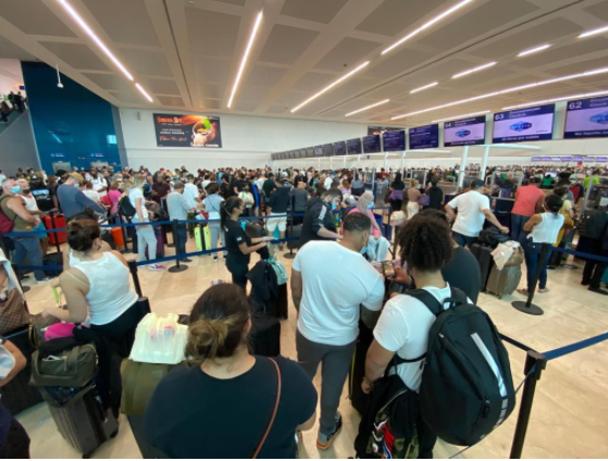 Empresarios Hoteleros solicitan aumentar personal de Migración en el Aeropuerto de Cancún para atender problemas de largas filas en filtros migratorios