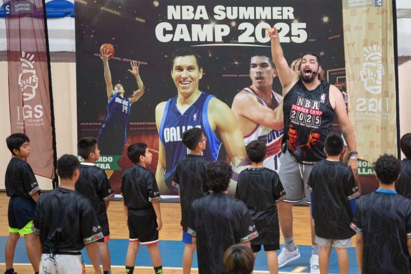 Eduardo Nájera y Horacio Llamas comparten su experiencia a jóvenes basquetbolistas de Playa del Carmen durante el NBA Summer Camp