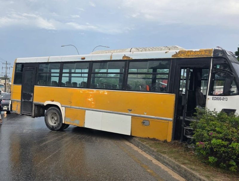 Un accidente de tránsito en la avenida José López Portillo, protagonizado por un camión de transporte particular