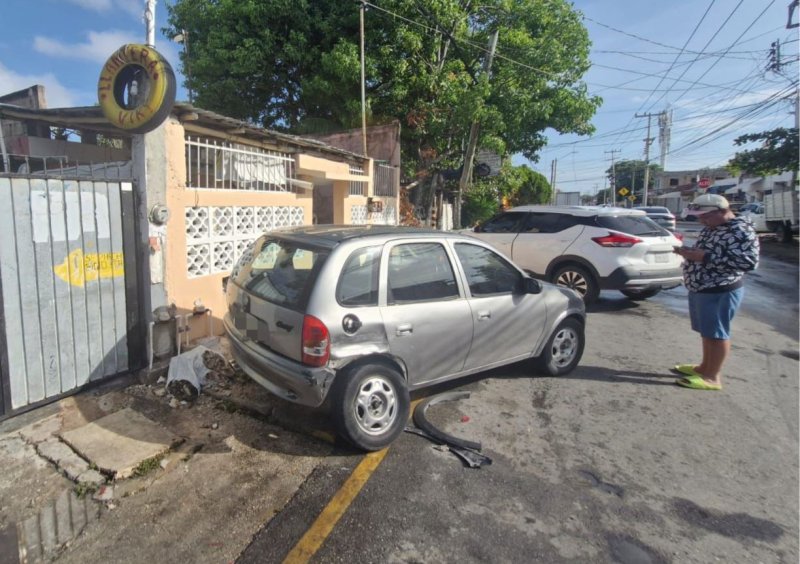 Un conductor por su falta de precaución perdió el control de su unidad y al girar hacías la izquierda chocó con un vehículo estacionado sobre la avenida Diagonal Tulum