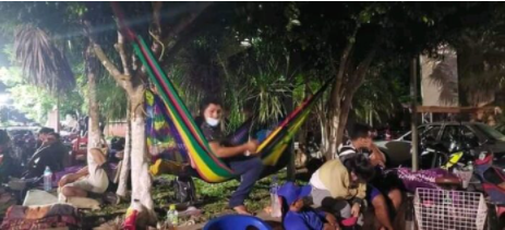 HASTA COLGARON HAMACAS: Duermen en la calle para alcanzar vacunas en José María Morelos y Felipe Carrillo Puerto