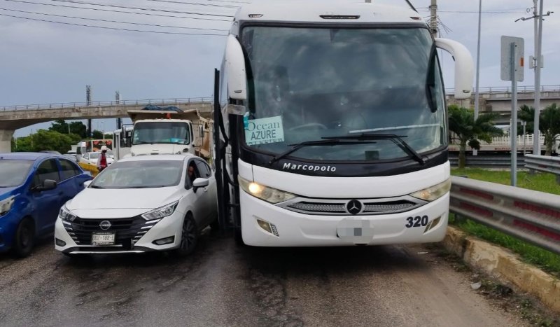 Un accidente de tránsito registrado la mañana de este miércoles dejó cuantiosos daños materiales en la intersección de la avenida Kabah con el bulevar Colosio