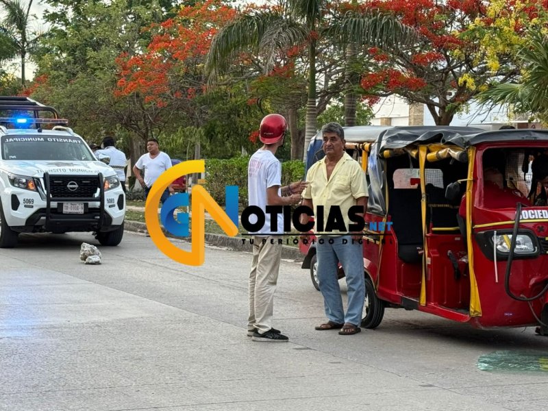 Una operadora de Mototaxi resultó lesionada al colisionar por alcance a una urvan de Transporte Foráneo en la región 107, al parecer estaba carrereando con otro conductor.