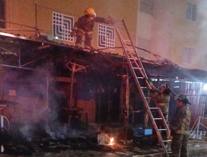 Un establecimiento extrañamente fue consumido por el fuego en la avenida arco norte y lakin en el fraccionamiento Cielo Nuevo