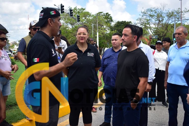 CIUDADANOS EXIGEN RESPUESTAS, NO SIMULACIONES: SE MANIFIESTAN FRENTE AL PALACIO MUNICIPAL DE CANCÚN
