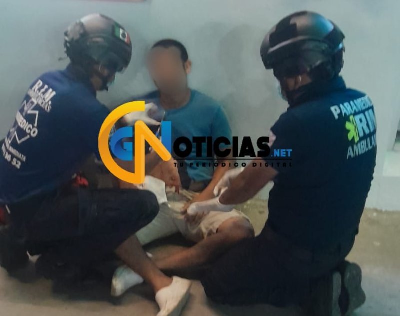 Hombre es apuñalado al resistirse a un asalto frente a un Go Mart en la Región 106; el agresor huyó del lugar