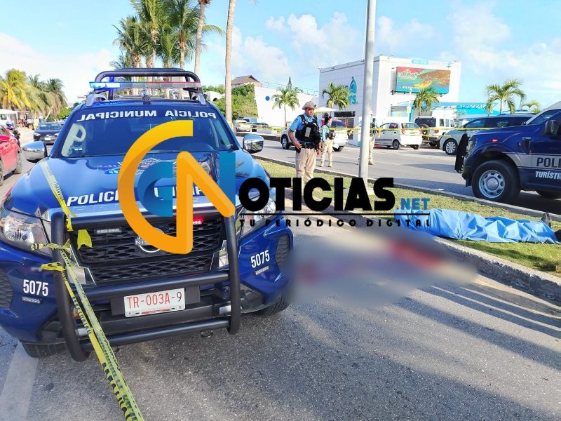 La tarde de este domingo se reportó un lamentable accidente en el bulevar Kukulcán donde un motociclista, al parecer trabajador de un hotel, murió cuando perdió el control de su unidad y se impactó contra el camellón central de la vialidad