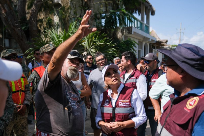 Recorre Mara Lezama inmuebles afectados en Holbox tras incendio y atiende de forma directa a afectados