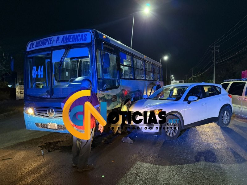 Distraída mujer se endeuda al chocar a un camión en la avenida periférico, dejando varios daños materiales y un buen susto al chofer que ya se retiraba a descansar