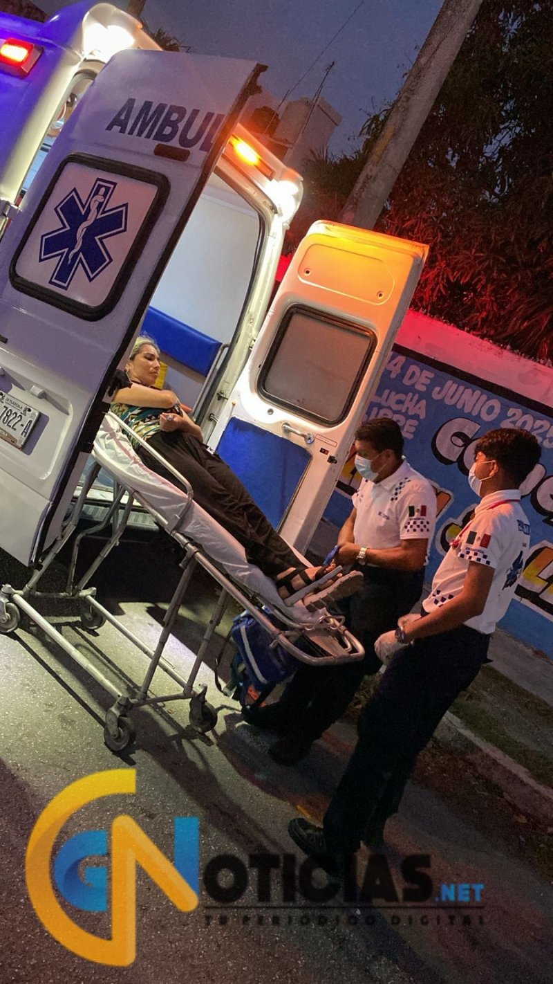Fuerte accidente en Los Héroes: camioneta termina sobre el camellón; una mujer resulta lesionada