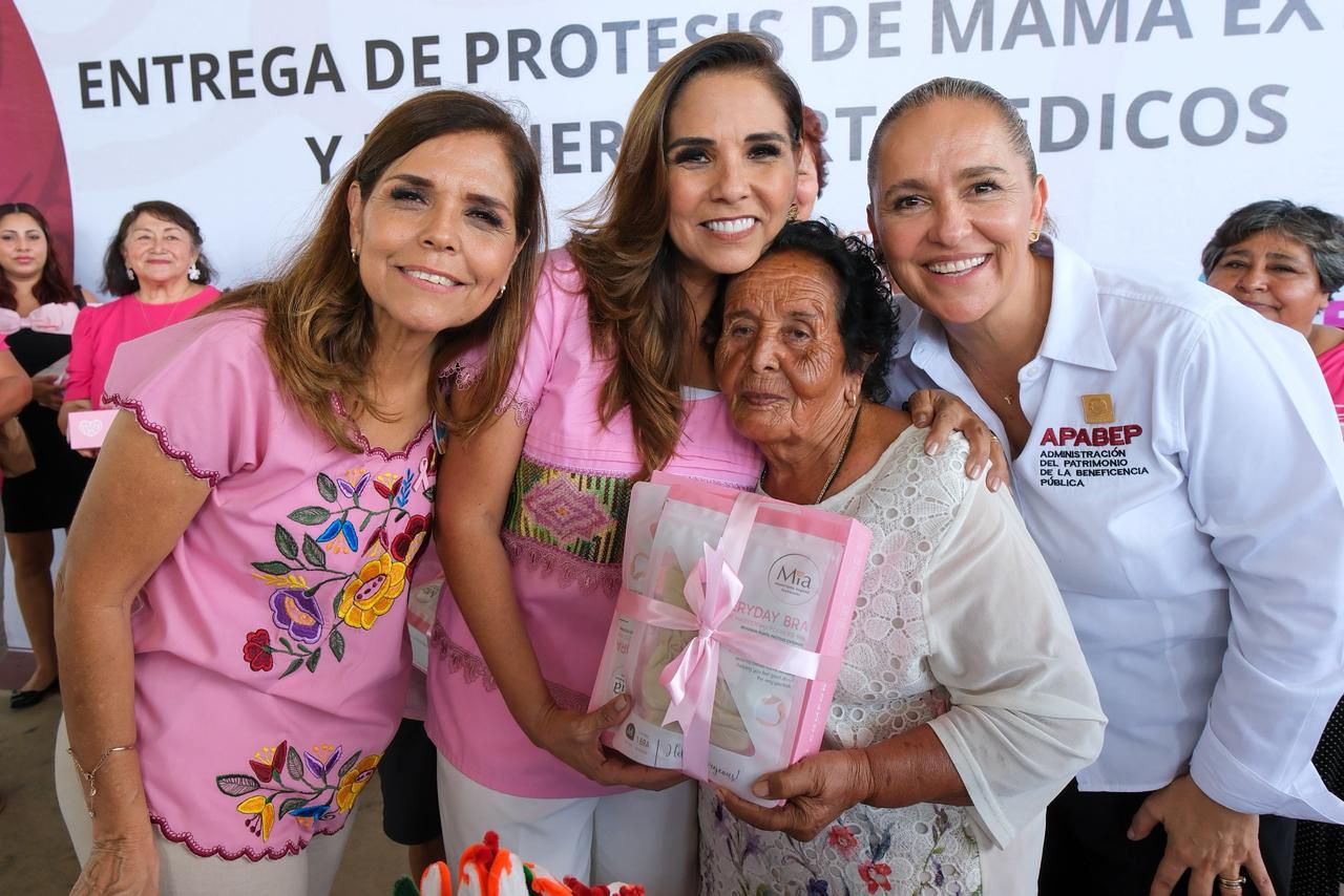 Entrega Mara Lezama prótesis de mama y brasieres ortopédicos a mujeres sobrevivientes de cáncer en Bacalar