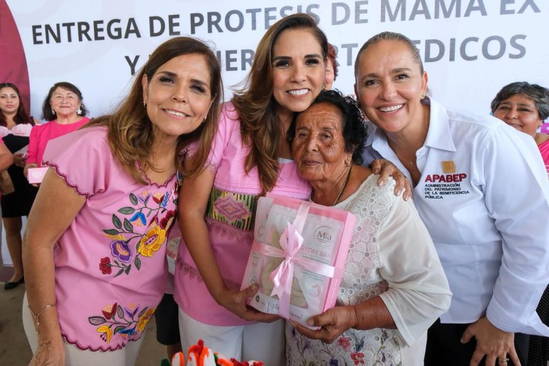 Entrega Mara Lezama prótesis de mama y brasieres ortopédicos a mujeres sobrevivientes de cáncer en Bacalar