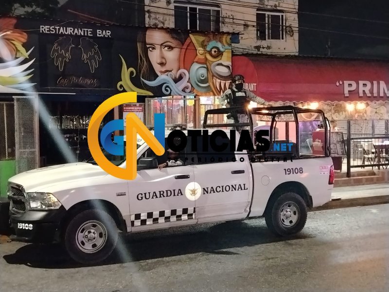 Personal de la Fiscalía General del Estado realizó un cateo la noche de este viernes en el bar Las Palomas, que se ubica sobre la avenida Tulum, en el primer cuadro de la ciudad