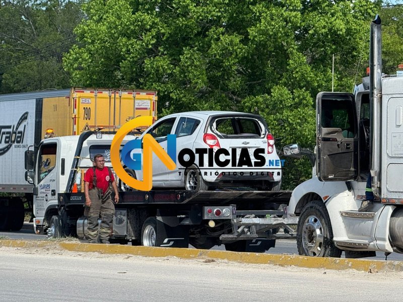 Auto compacto vuelca tras chocar con tráiler en la López Portillo; una mujer resultó lesionada