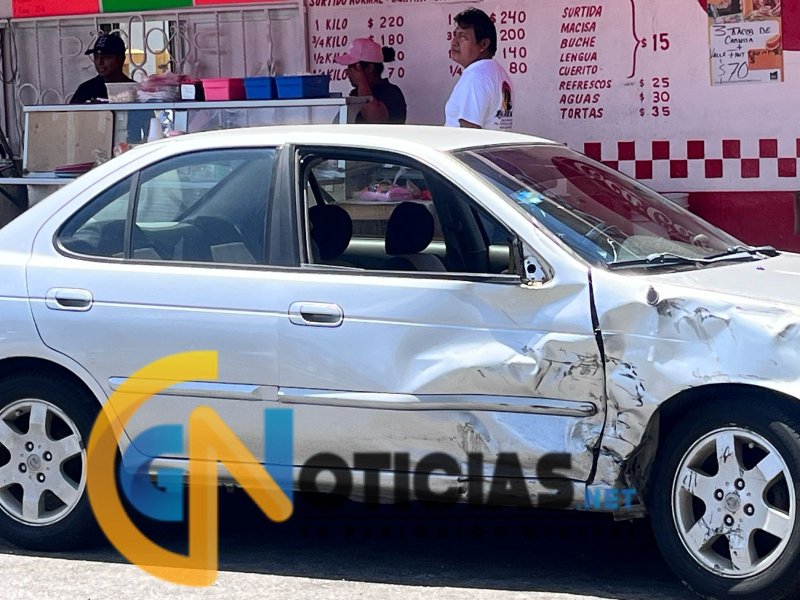 Accidente en la Supermanzana 101 deja un lesionado; ocurrió entre una camioneta repartidora de hielo y un Nissan Sentra
