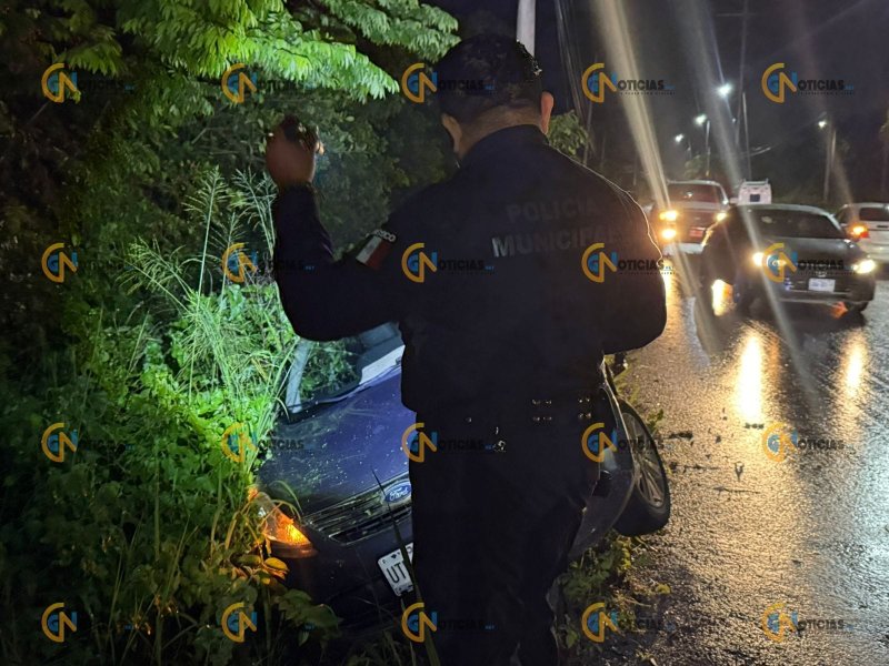 El conductor de un vehículo Ford se salió de la cinta asfáltica cuando circulaba sobre el Periférico