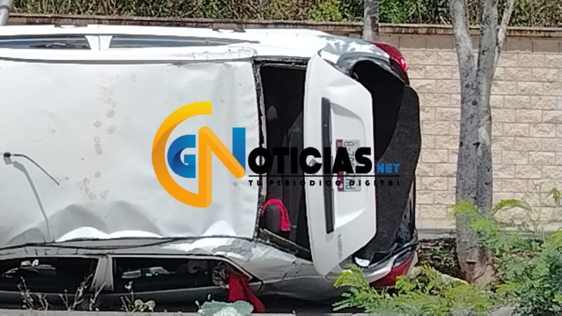Conductor se lesiona tras volcar su auto cerca de la Décima Brigada Militar en Cancún; fue trasladado al hospital