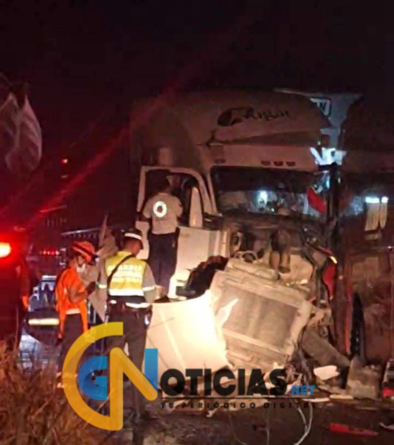 Grave accidente en la Carretera Federal 145 entre un autobús ADO y un tráiler deja una víctima fatal