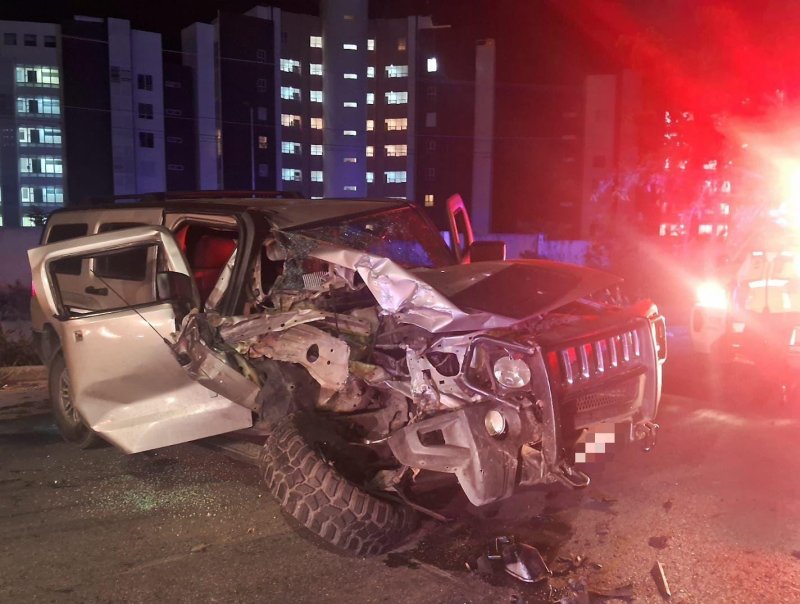 Hummer queda como pérdida total tras chocar contra tráiler en la avenida 145; una persona resultó lesionada