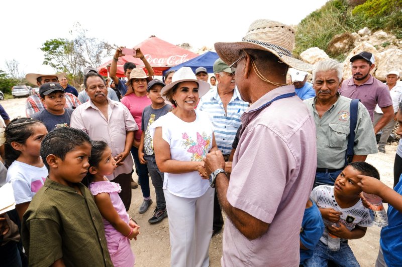 Entrega Mara Lezama camino sacacosechas de Cacao, totalmente rehabilitado, para beneficio de productores y habitantes