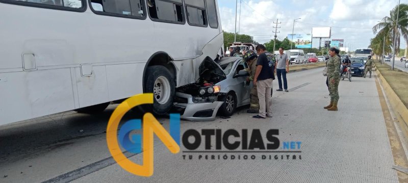 Mujer y menor resultan gravemente heridos tras brutal choque provocado por autobús en la avenida Colosio