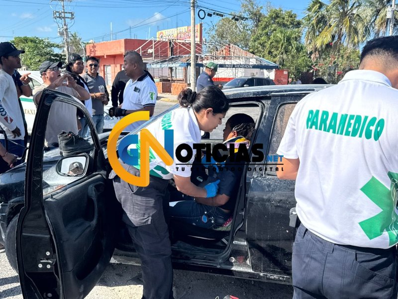 Un aparatoso accidente se registró está tarde de sábado cuando dos vehículos se impactaron en el cruce de las vendas 20 de noviembre y la prolongación Tulum, frente a la región 240.