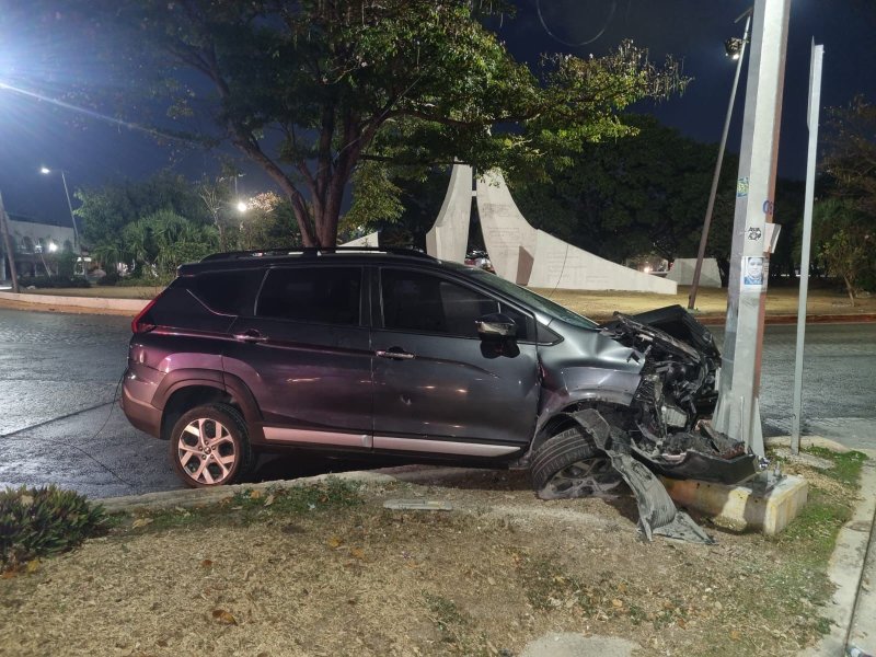 Camioneta choca contra poste de cámaras del C5 en la avenida Tulum y es abandonada por su conductor