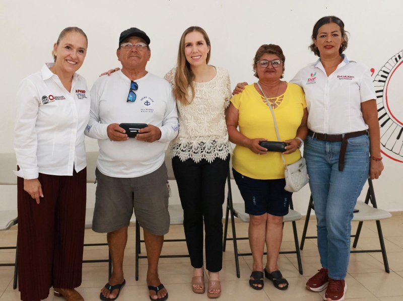 Beneficencia Pública entrega lentes graduados del Programa Transformamos tu Visión en Isla Mujeres