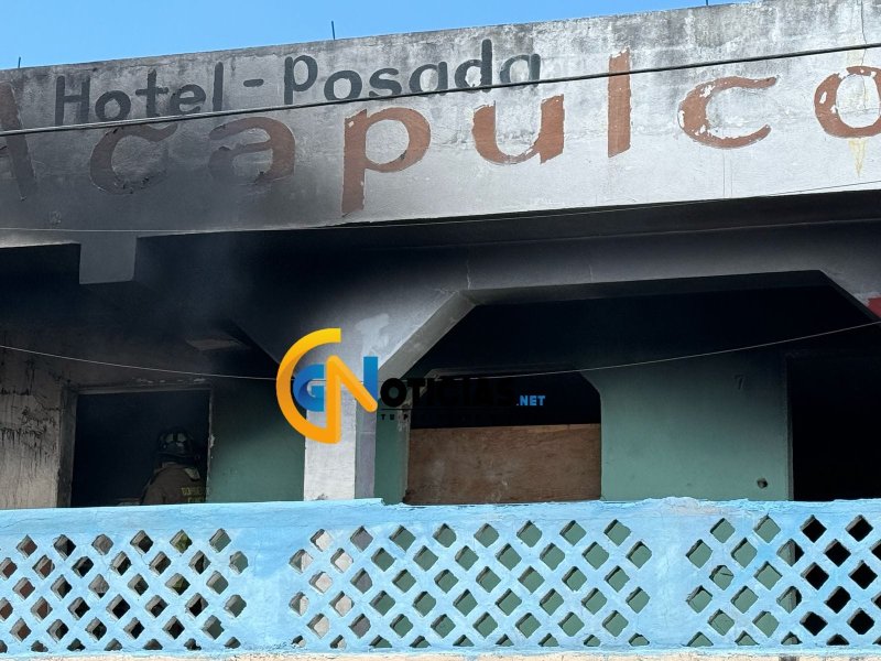 Incendio en hotel abandonado de la SM 69 moviliza a bomberos; policías rescatan y familias adoptan a dos perritos