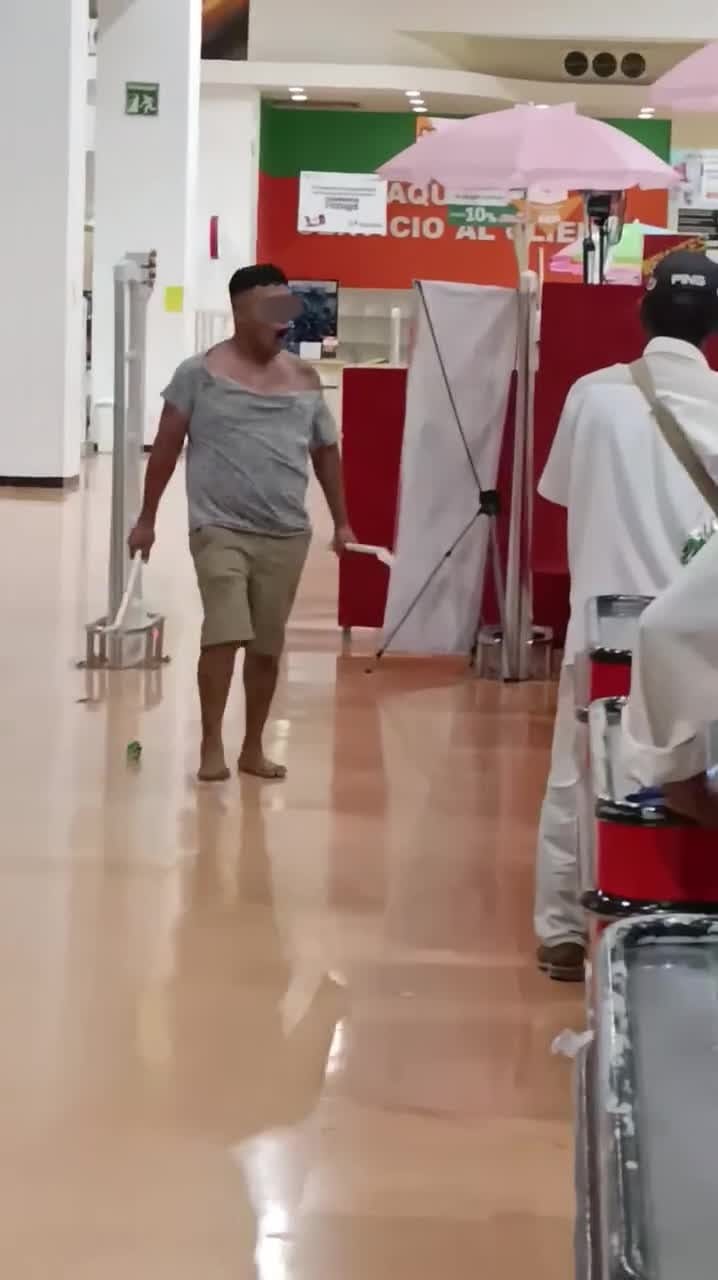 Un presunto asaltante y destructor de un supermercado fue sometido por los ciudadanos y entregado sano y salvo a las autoridades en la región 93