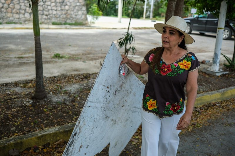 Acude Mara Lezama con brigadas de limpieza a la calle Virgilio Uribe, en Chetumal, para atender la voz del pueblo