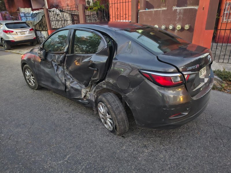 Un aparatoso accidente ocurrió la mañana de hoy, sobre la intersección de Avenida Nichupté y Avenida Oxantun, en la región 95 de Cancún.