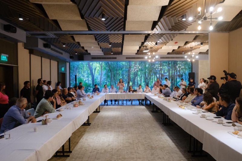 En el marco de la gira de trabajo con la secretaria de Turismo de México, Josefina Rodríguez Zamora, iniciamos con una reunión de trabajo con el sector hotelero, representantes del sector turístico de Tulum, así como con autoridades de los tres órdenes de gobierno.