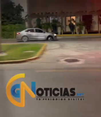 Conductor en estado de ebriedad circula en sentido contrario en Zona Hotelera de Cancún; policía dispara a su llanta para detenerlo