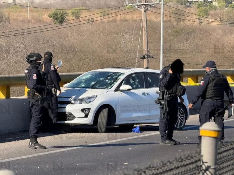 Con más de 100 tiros atacan al comandante “Jaguar” de la Policía Estatal Preventiva en Culiacán, Sinaloa.