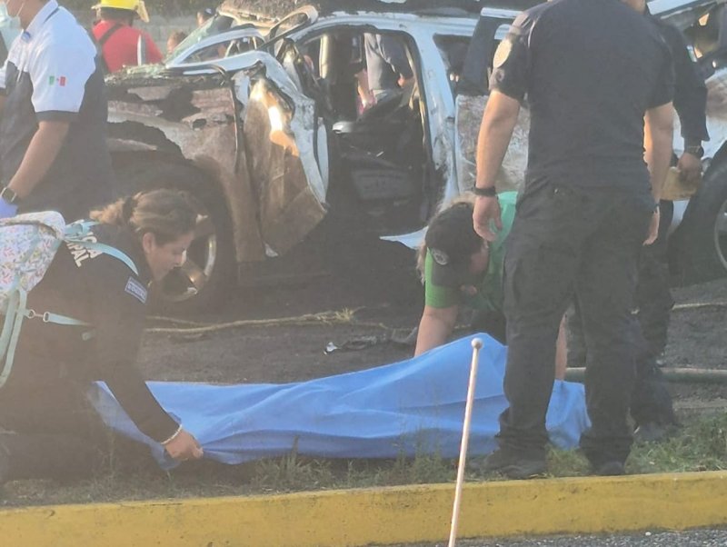Dos muertos, alrededor de 5 lesionados y cuantiosos daños materiales fue el saldo del trágico y aparatoso accidente en la carretera federal 307